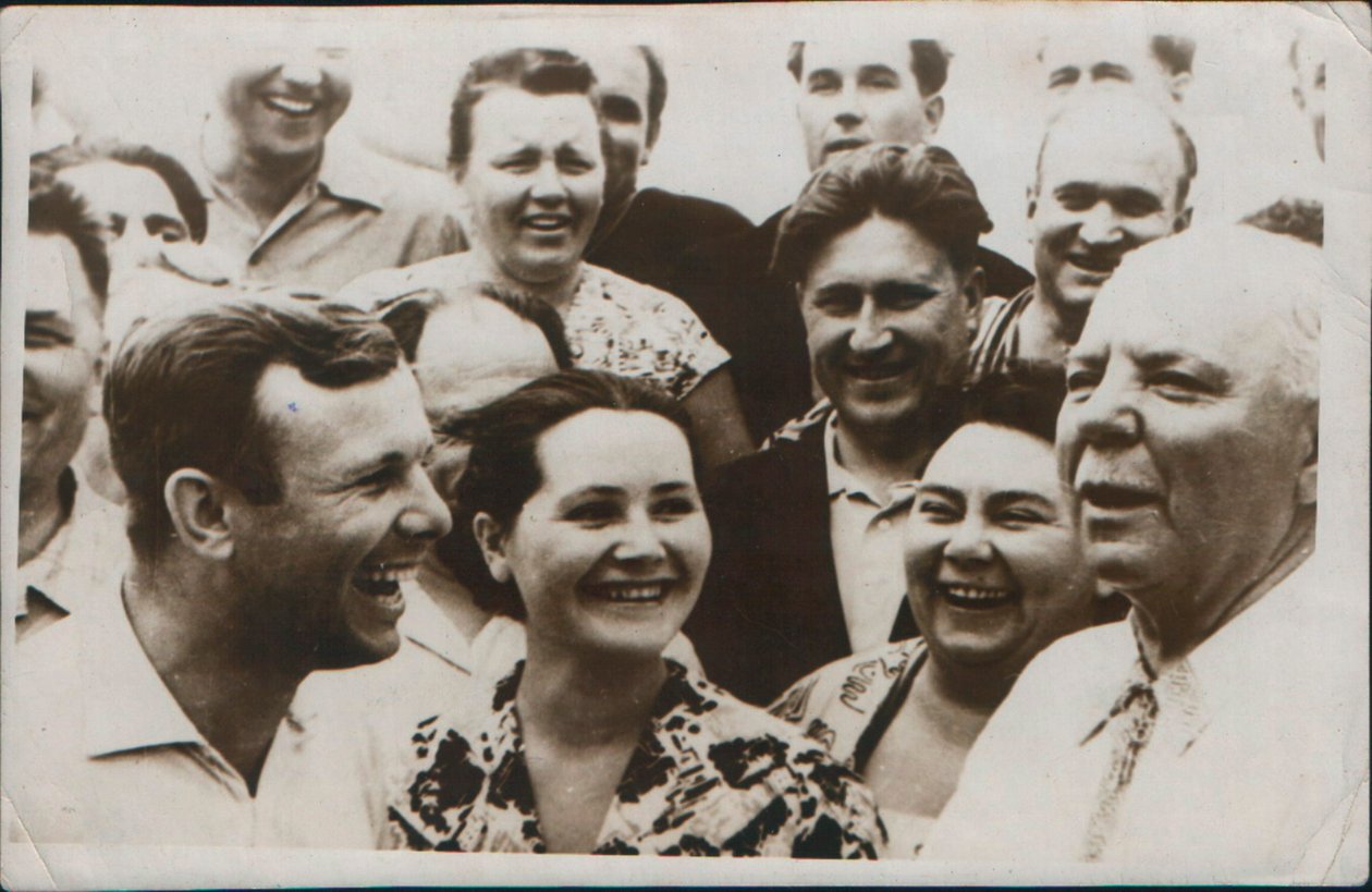Cosmonauta russo Yuri Gagarin con sua moglie, 1962 da Unbekannt