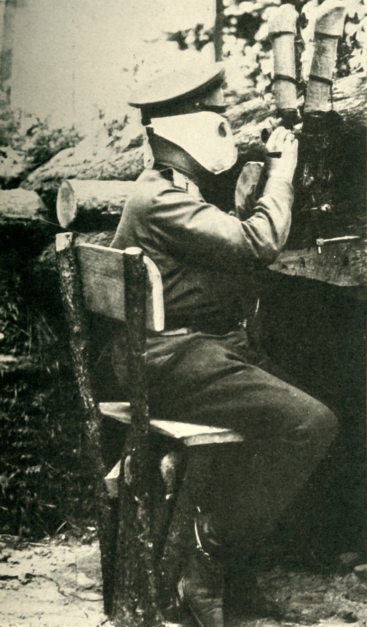 Soldato russo che usa un fucile periscopio, Prima Guerra Mondiale, 1914-1918, c1920 da Unbekannt
