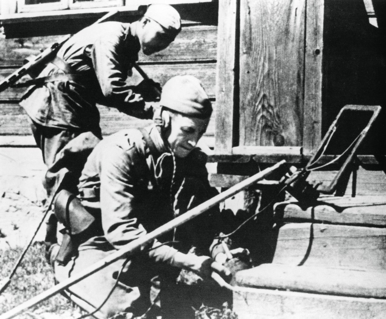 Soldati russi con rilevatori di mine che sgombrano una casa trappola, Fronte Orientale, 1944 da Unbekannt