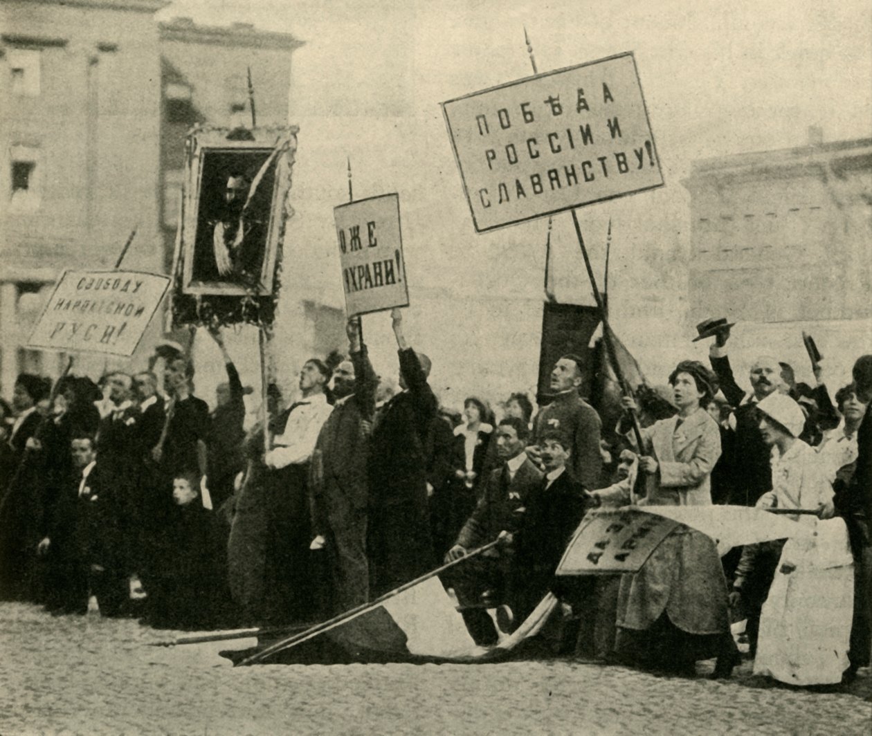 Russi che pregano per il successo delle loro forze, Pietrogrado, Prima Guerra Mondiale, 1914, c1920 da Unbekannt