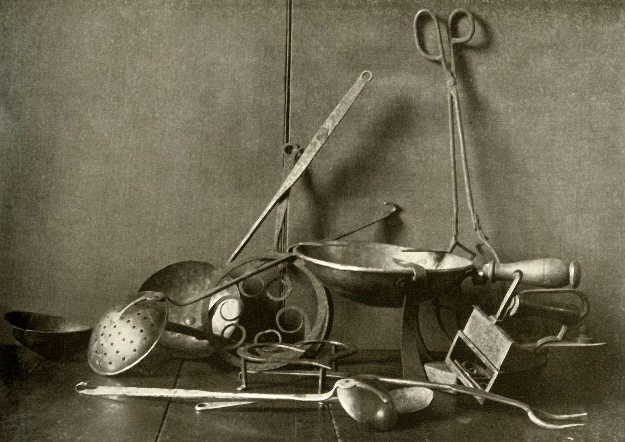 Ferro da stiro, pinze, schiumarola, forchetta, treppiedi e trinciapollo in rame, XVIII secolo, 1937 da Unbekannt