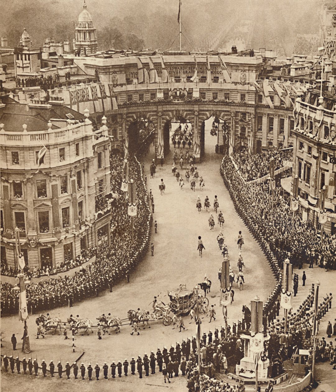 Marinai lungo il percorso in Trafalgar Square, 12 maggio 1937 da Unbekannt
