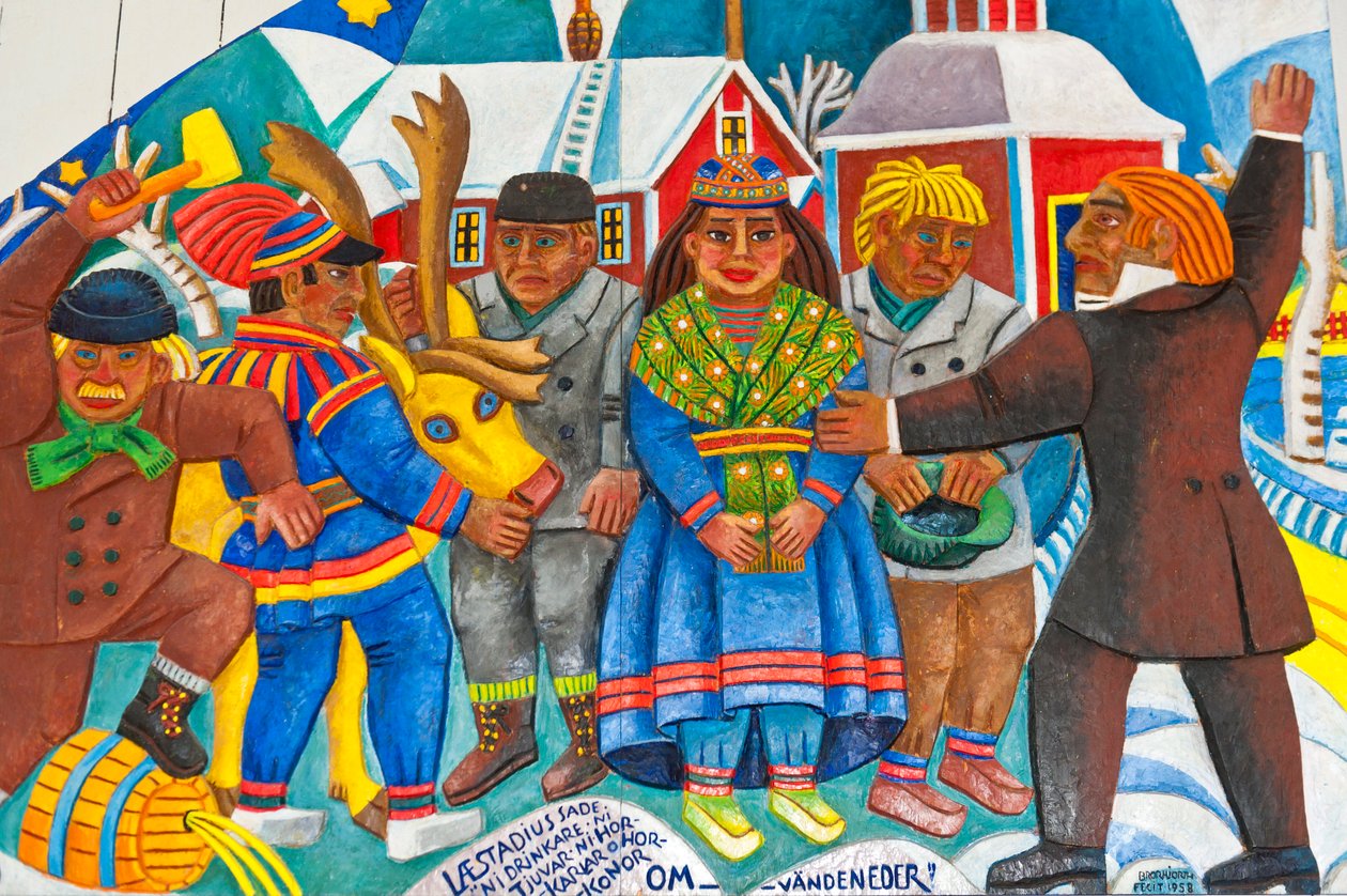 Arte Sami; la vita quotidiana del popolo Sami; intaglio colorato in legno; altare Sami-Cristiano progettato dall