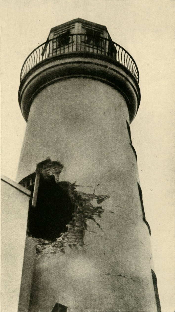 Il faro di Scarborough colpito da una bomba tedesca, Prima Guerra Mondiale, dicembre 1914, c1920 da Unbekannt