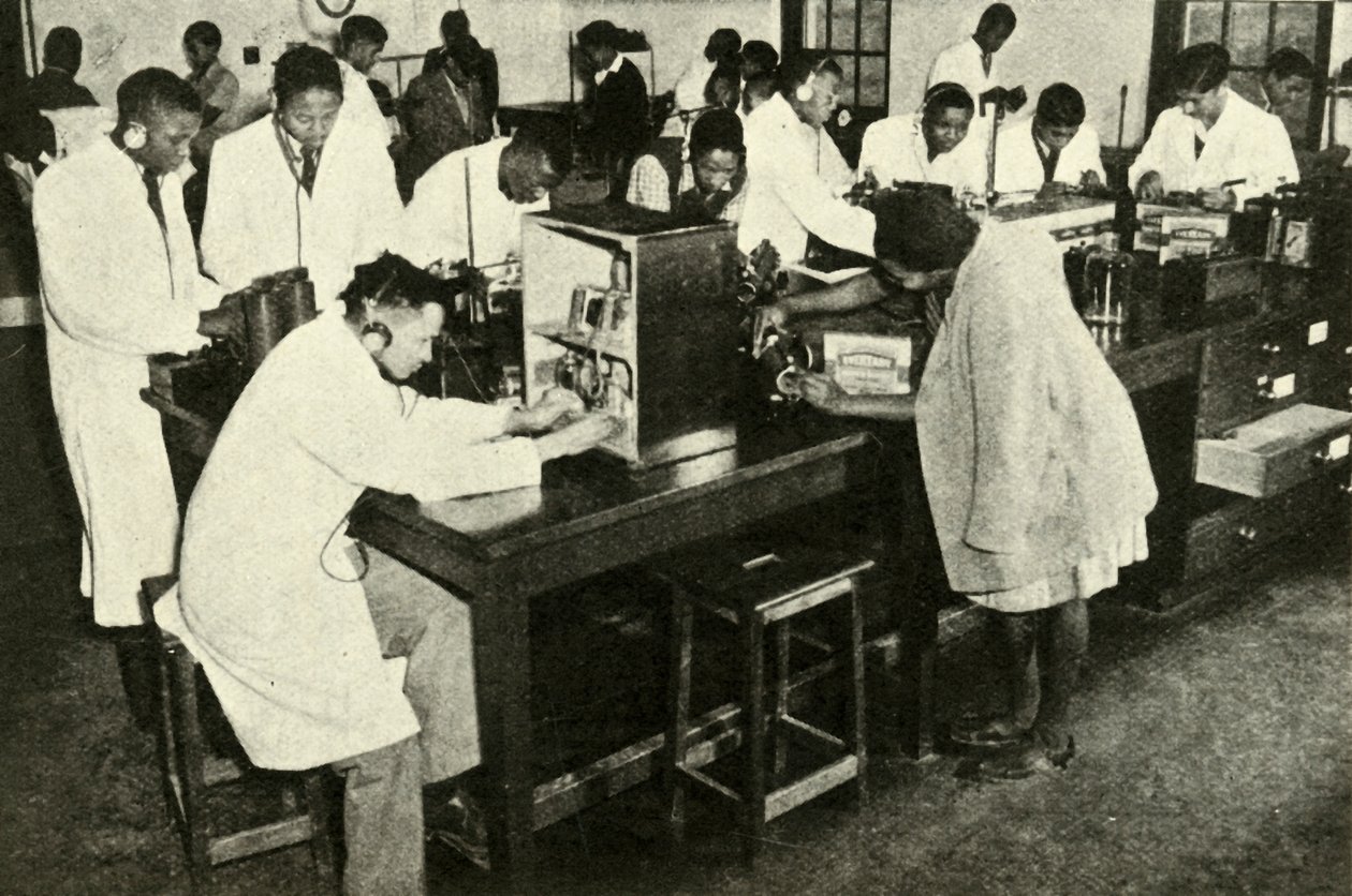 Scene in un collegio nativo - Studenti nel laboratorio di fisica, c1948 da Unbekannt