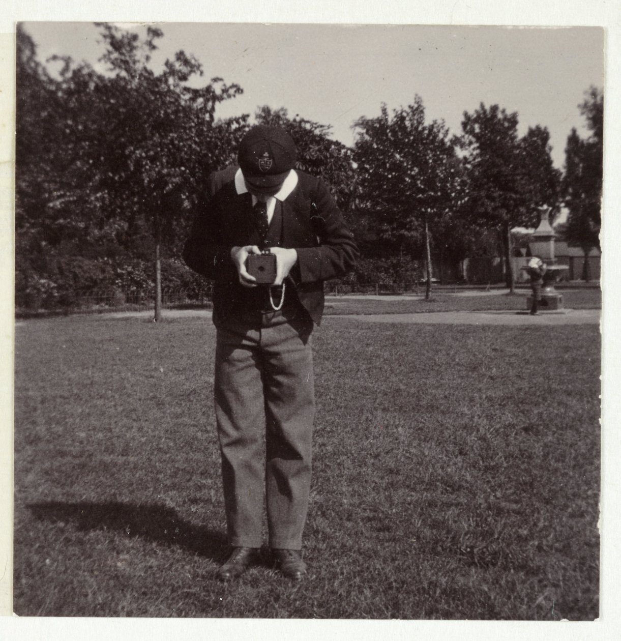 Scolaro che scatta una fotografia, c 1905 da Unbekannt