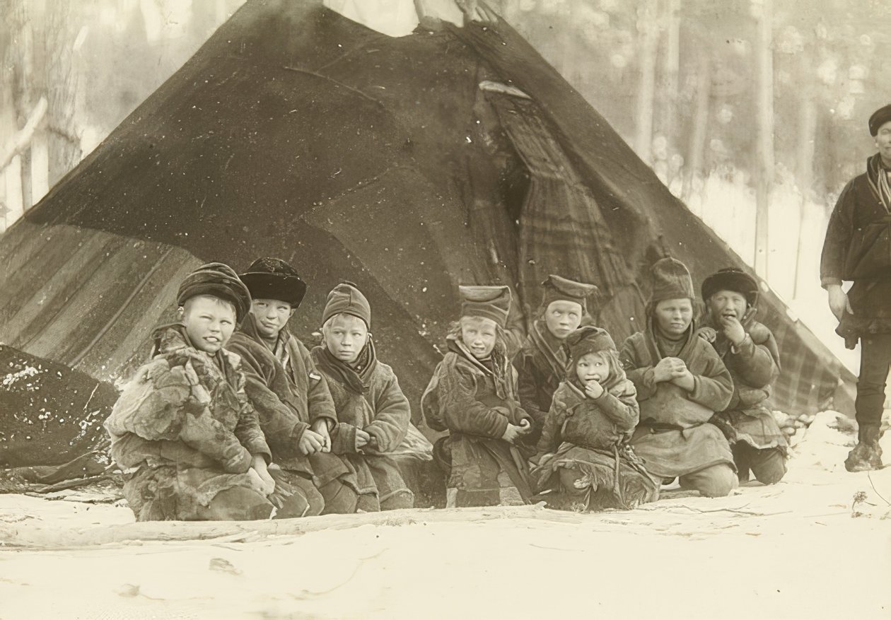 Svezia. Bambini lapponi davanti a una tenda. 1900 da Unbekannt