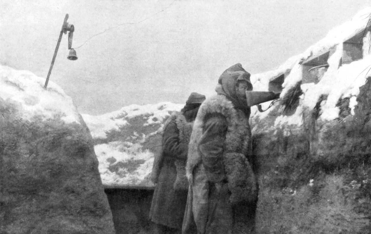 Sentinelle in una trincea che guardano oltre la terra di nessuno, Pas-de-Calais, Francia, inverno, 1915 da Unbekannt