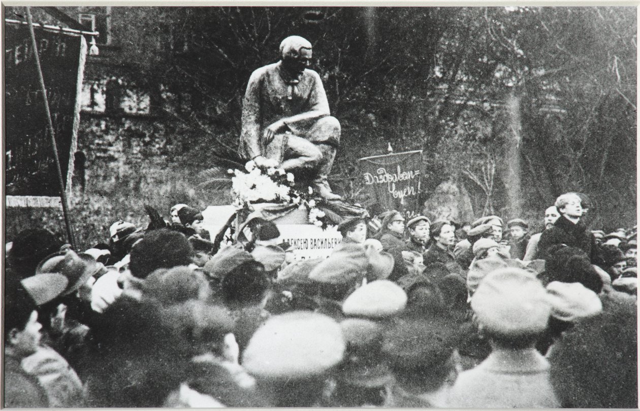Sergei Yesenin alla dedicazione del monumento Koltsov Razin, 1918 da Unbekannt