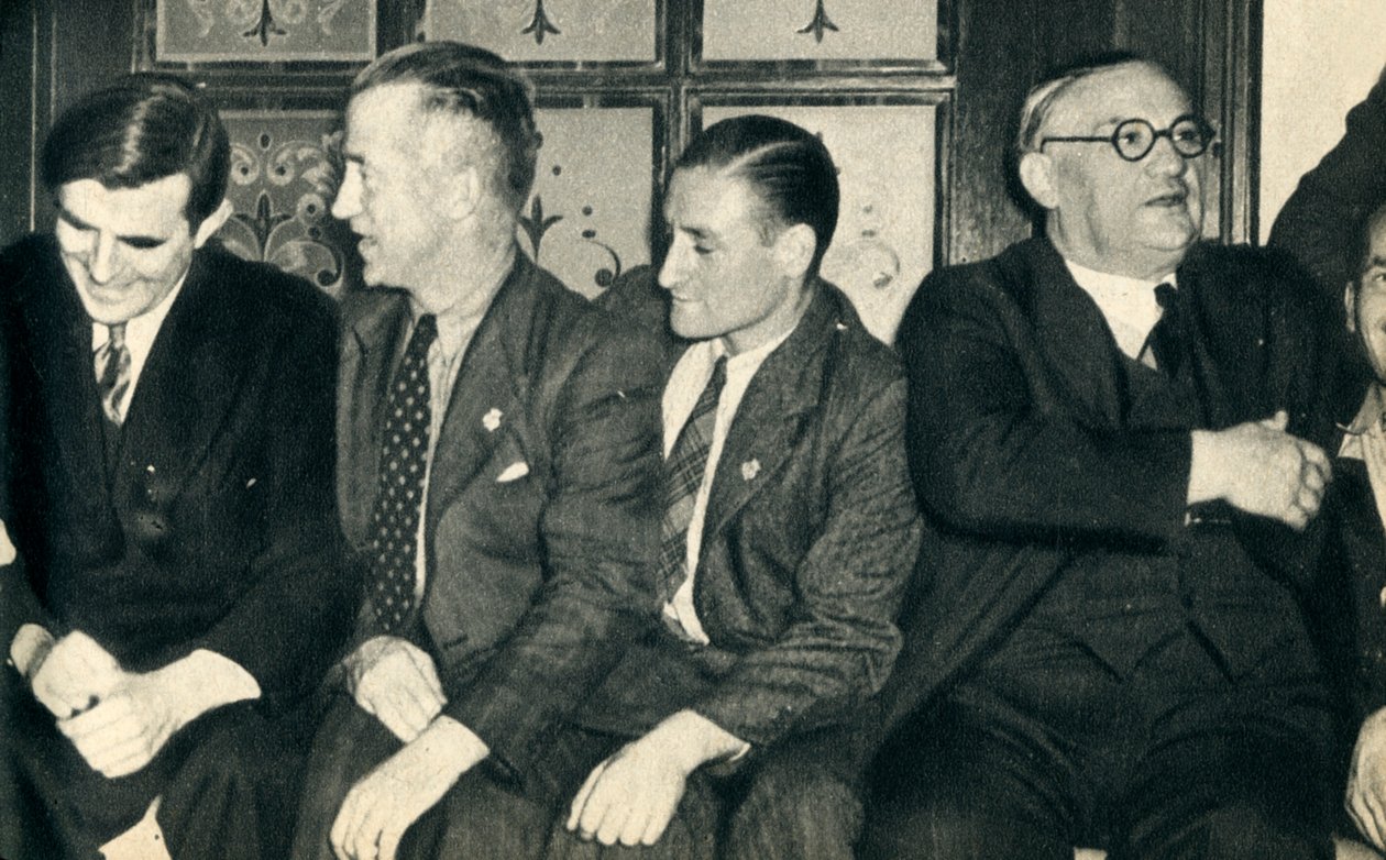 Compagni di bordo a terra. John G. Winant, Ernest Bevin, con marinai mercantili da Unbekannt