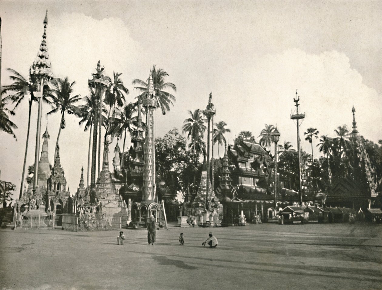 Santuari alla Pagoda Shwe Dagon, Rangoon, 1900 da Unbekannt