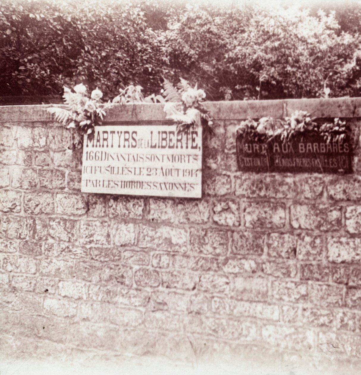 Segno in memoria dei civili fucilati dai tedeschi, Dinant, Belgio, c1914-c1918 da Unbekannt