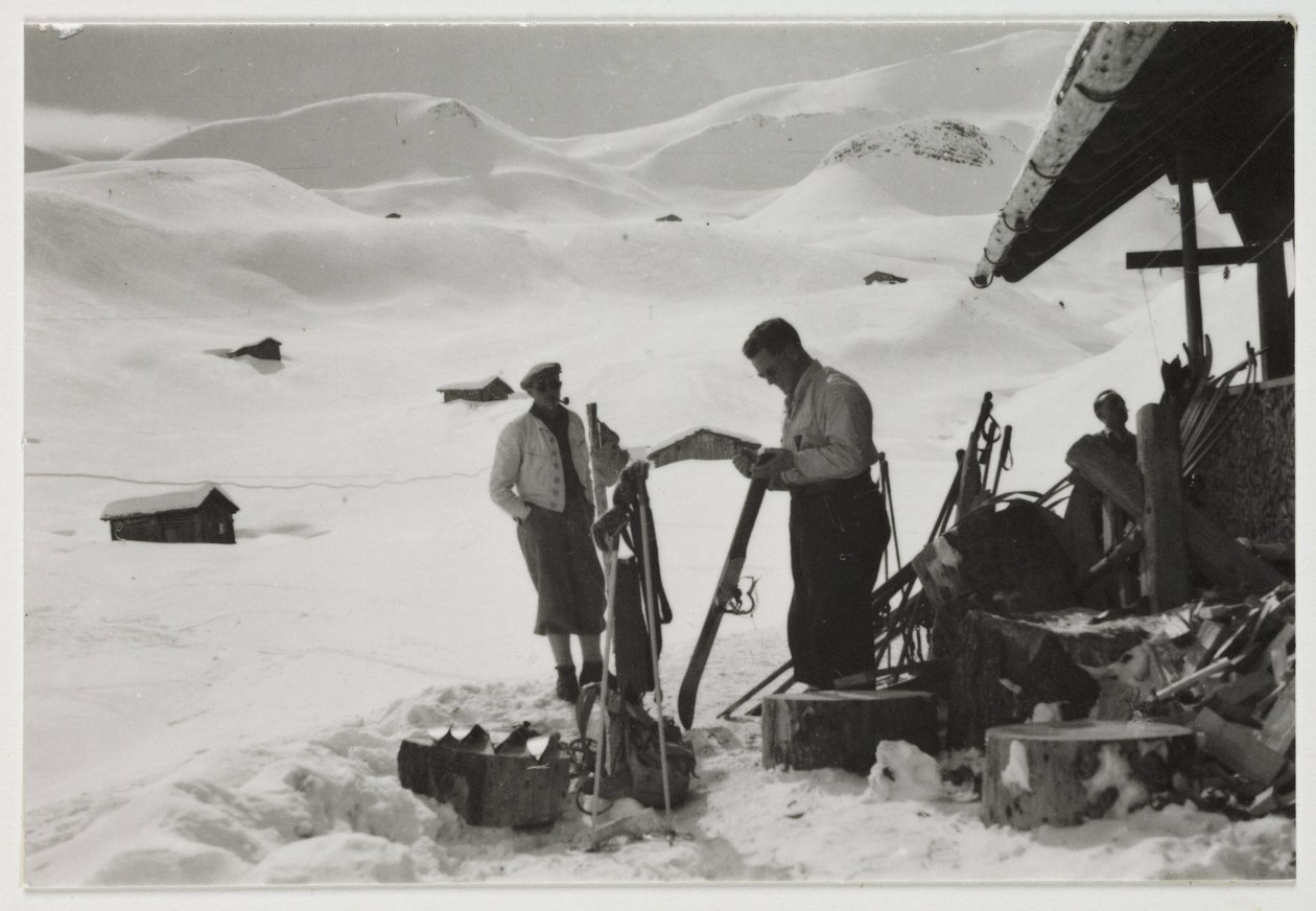 Sciatori fuori da uno chalet, circa 1930 da Unbekannt