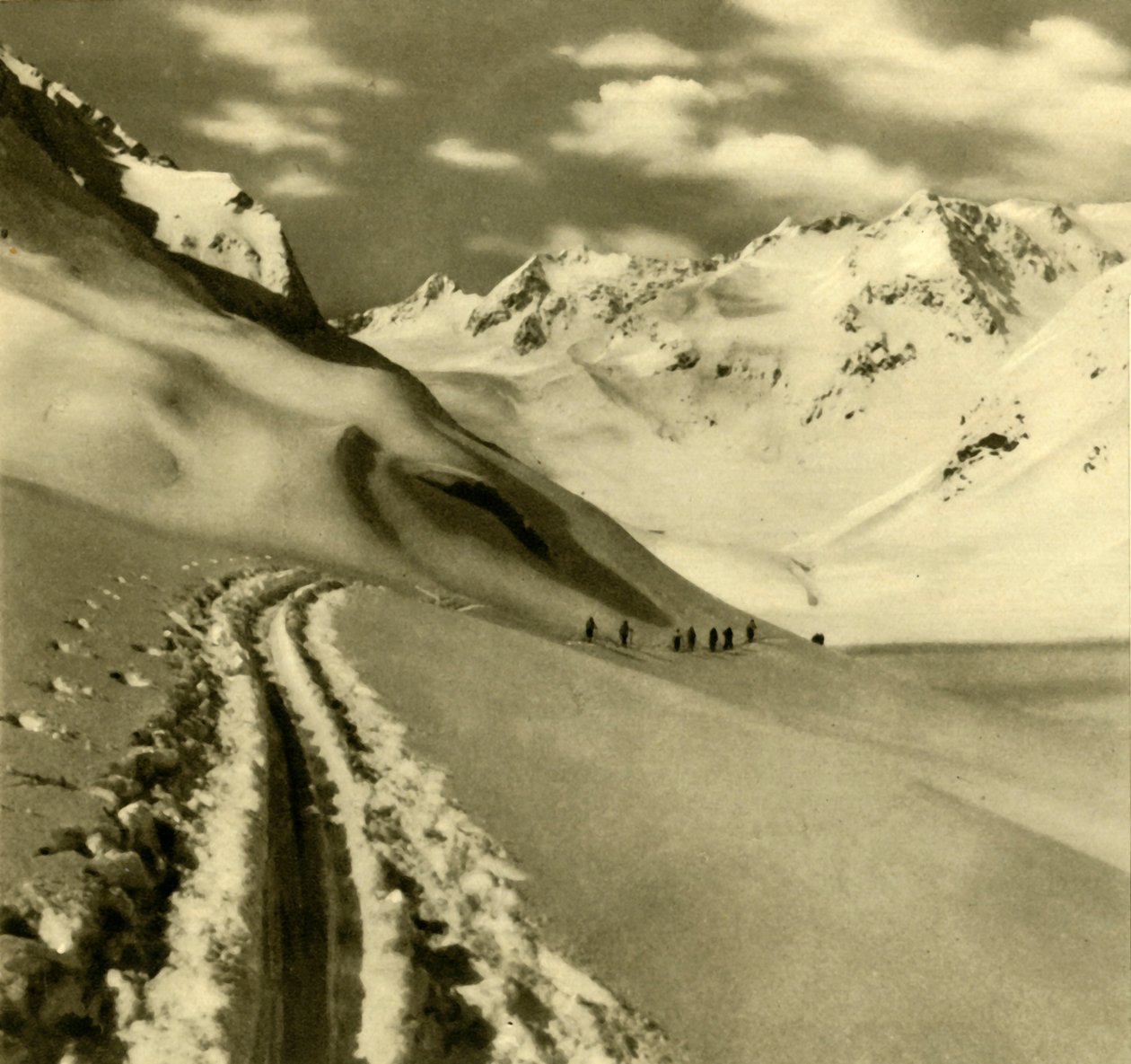 Sci sul ghiacciaio Alpeiner Ferner nelle Alpi dello Stubai, Austria, c1935 da Unbekannt