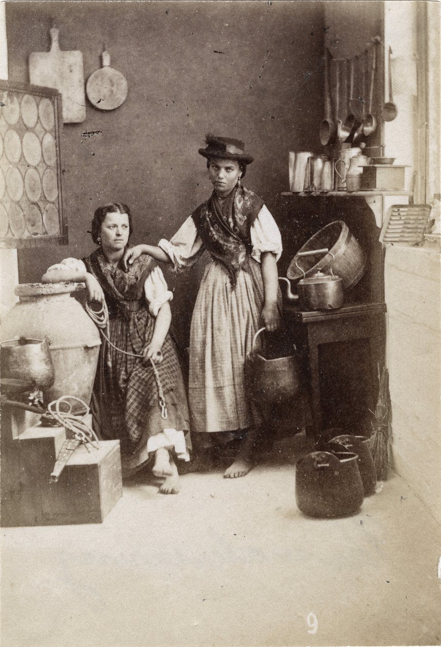 Piccoli mestieri: ritratto di due donne che portano acqua in una cucina. Stampa del XIX secolo su cartone Dim. 6x8,3 cm da Unbekannt