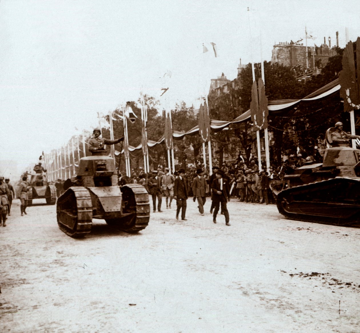 Piccoli carri armati, parata della vittoria, Parigi, Francia, c. 1918-c. 1919 da Unbekannt