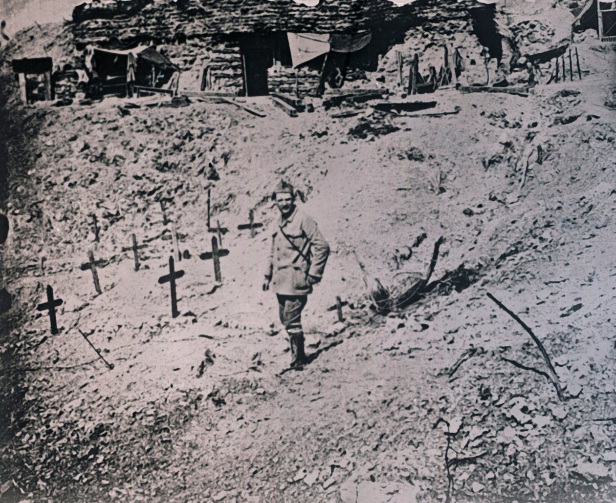 Soldato tra croci di legno, c1914-c1918 da Unbekannt