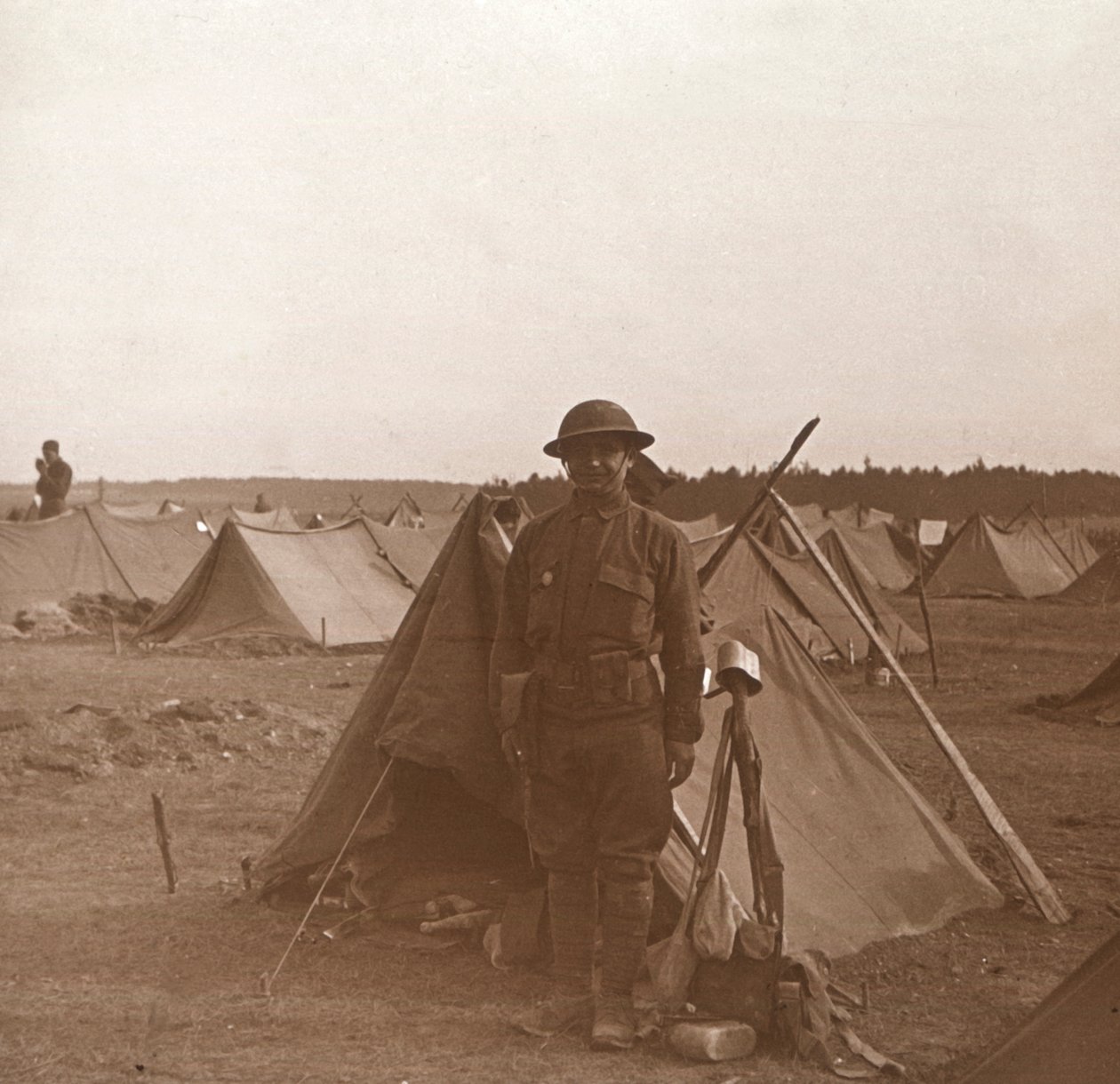 Soldato accanto a una tenda, campo americano, Melette, Francia, c1914-c1918 da Unbekannt