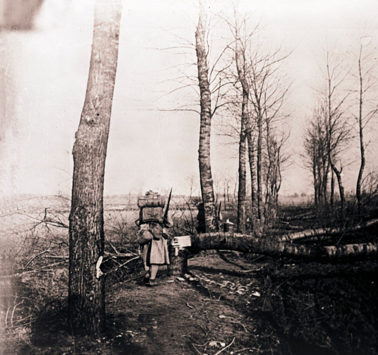 Soldato con zaino sulla schiena, c1914-c1918 da Unbekannt