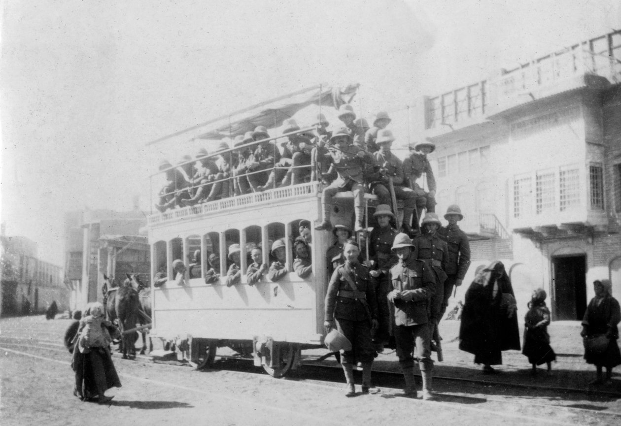 Soldati del reggimento East Surrey a Kazimain, in viaggio verso Baghdad, Iraq, 1917-1919 da Unbekannt