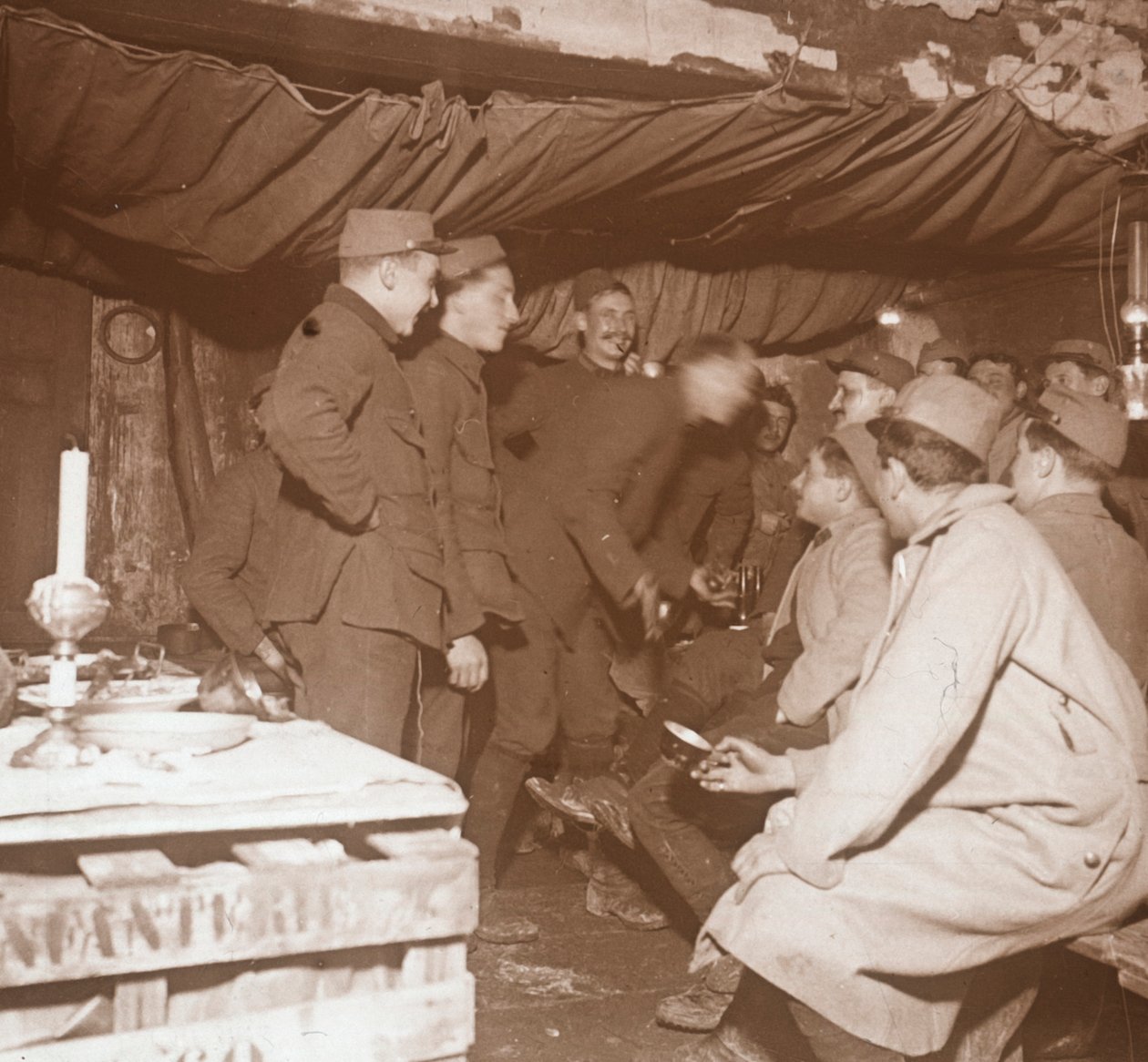 Soldati in un rifugio, Genicourt, Francia settentrionale, c1914-c1918 da Unbekannt