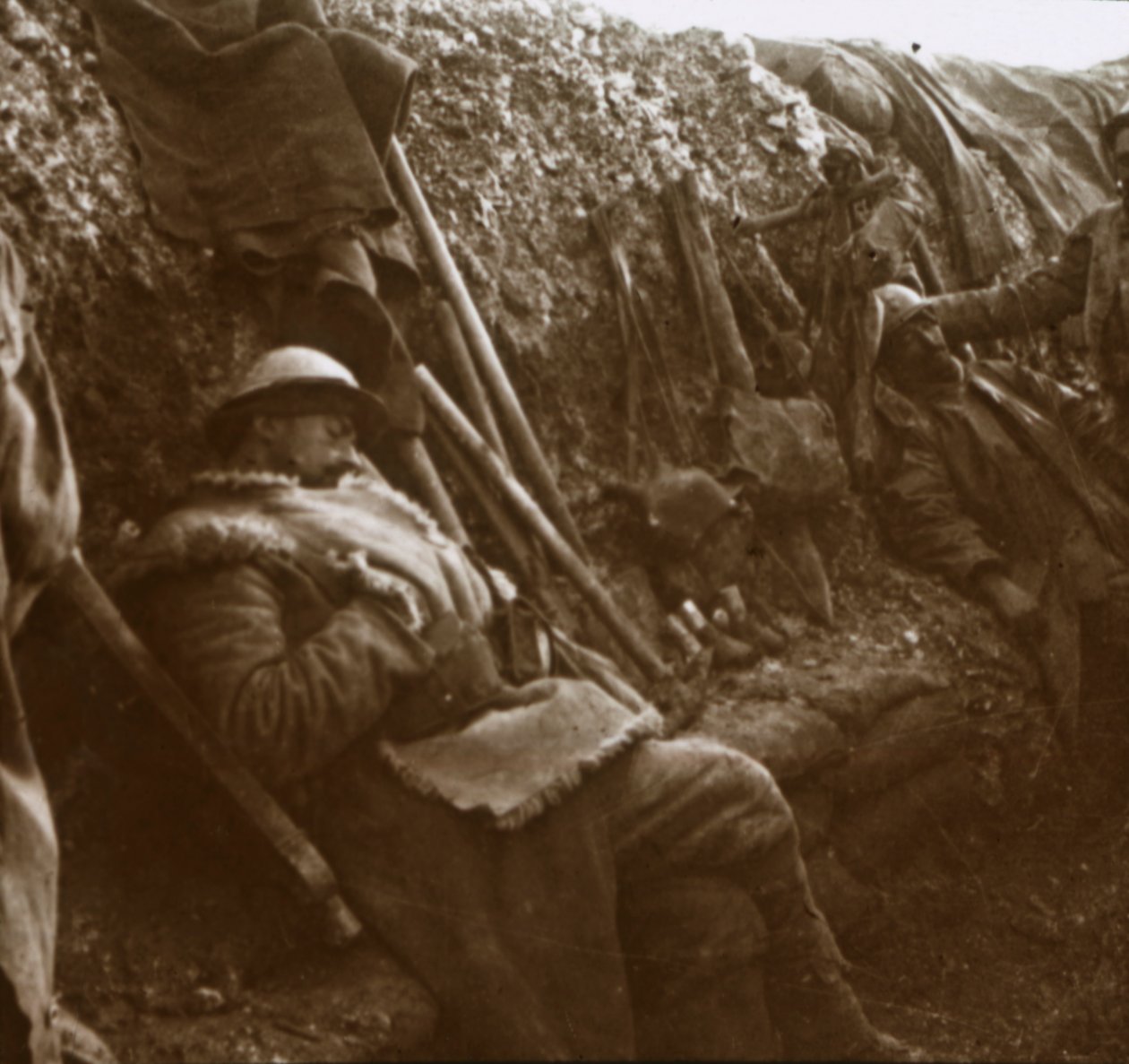 Soldati che riposano nelle trincee, c1914-c1918 da Unbekannt