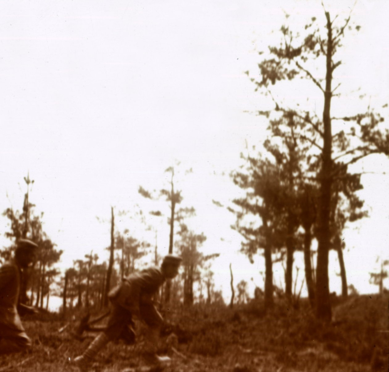 Soldati che corrono sul campo di battaglia, c1914-c1918 da Unbekannt