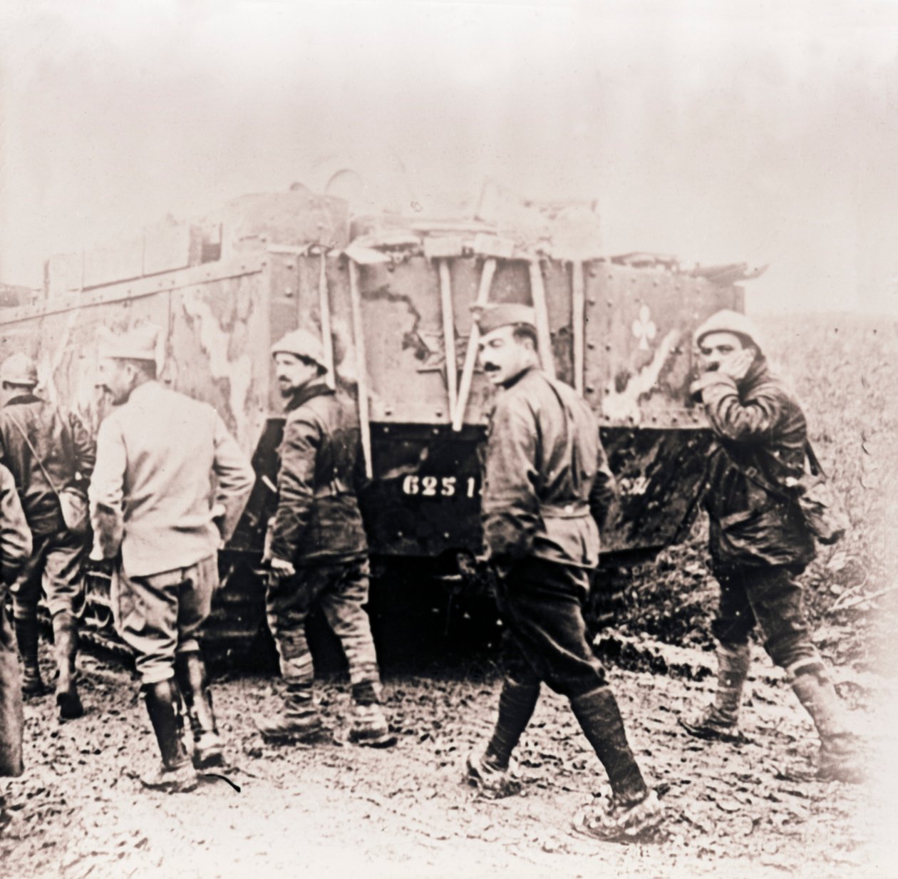 Soldati che camminano dietro un carro armato, c1914-c1918 da Unbekannt