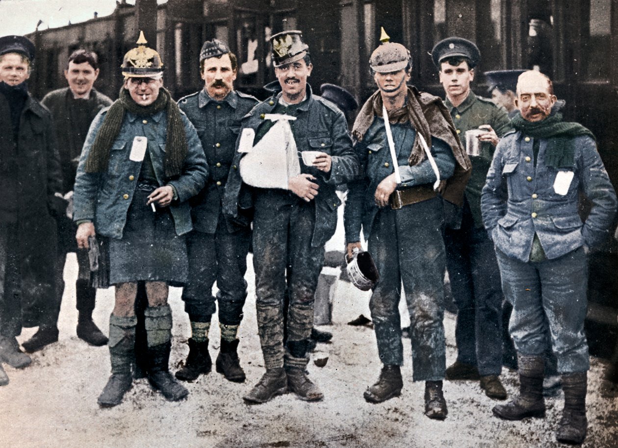 Alcuni feriti allegri dai combattimenti di Neuve Chapelle, con elmetti tedeschi catturati, 1915 da Unbekannt