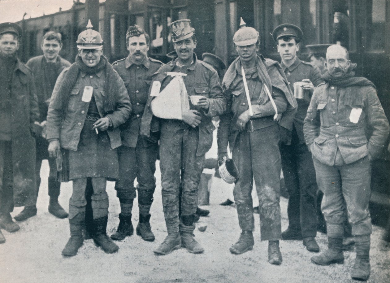 Alcuni feriti allegri dalla battaglia di Neuve Chapelle, indossando elmetti tedeschi catturati da Unbekannt