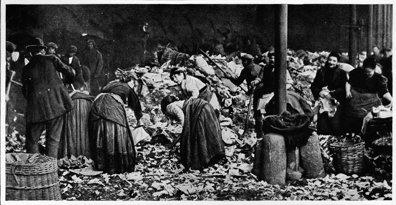Smistamento di un cumulo di polvere in un deposito del Consiglio della Contea, Londra, c1850 1903 da Unbekannt