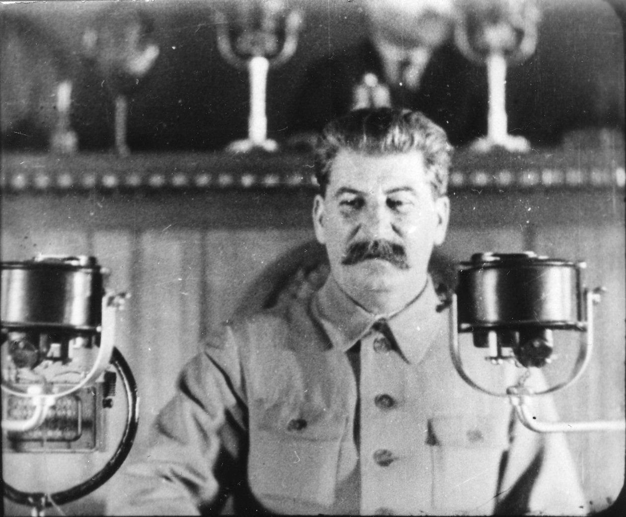 Il leader sovietico Josef Stalin che tiene un discorso al Congresso del Partito Comunista, anni 1930 da Unbekannt