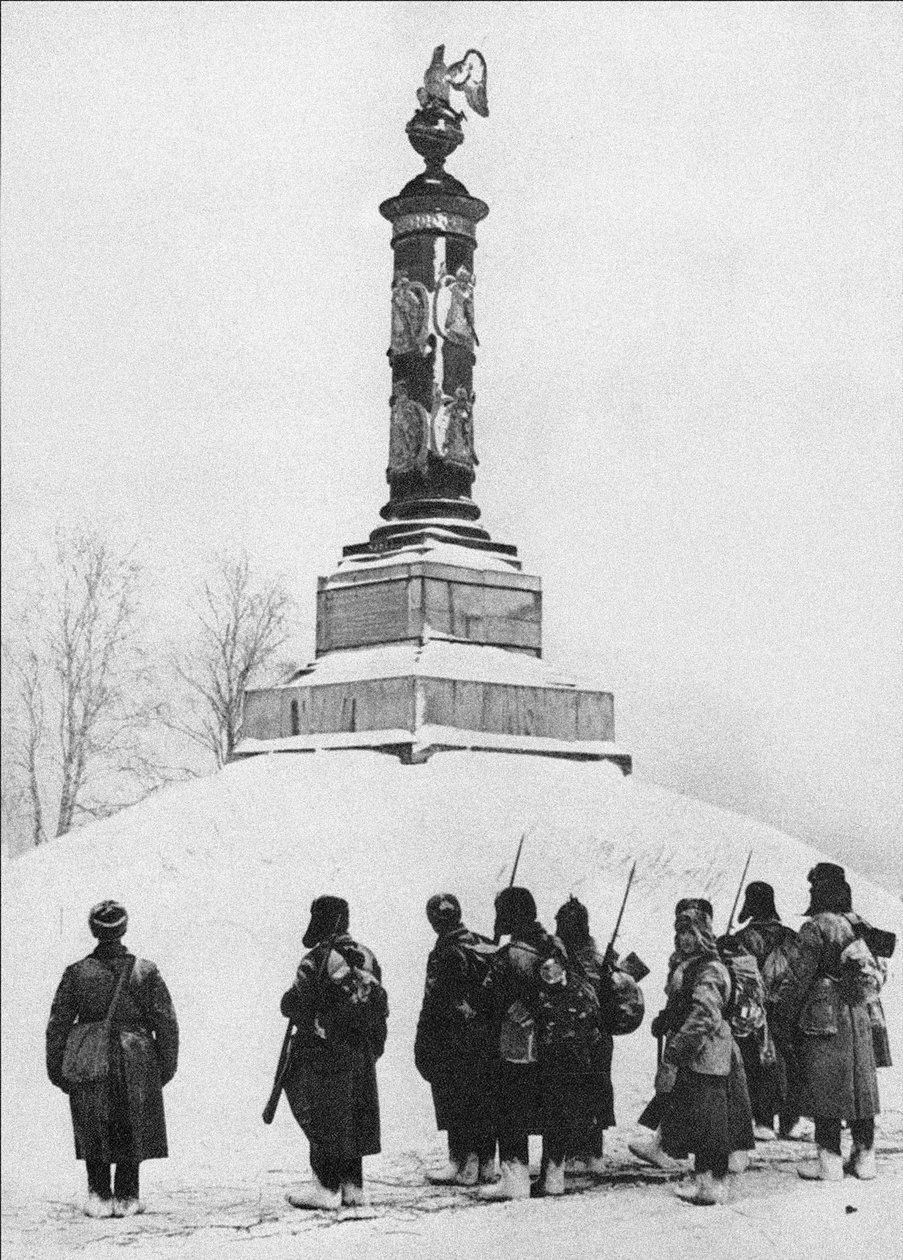 Soldati sovietici al monumento agli eroi della guerra del 1812 nel villaggio di Tarutino Kaluga da Unbekannt