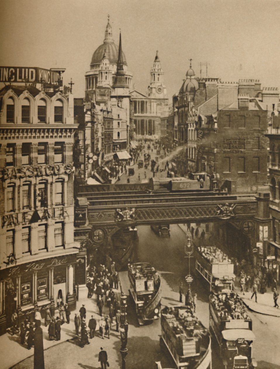 Guglia di St. Martins Ludgate silhouettata contro la massa di St. Pauls, c1935 da Unbekannt