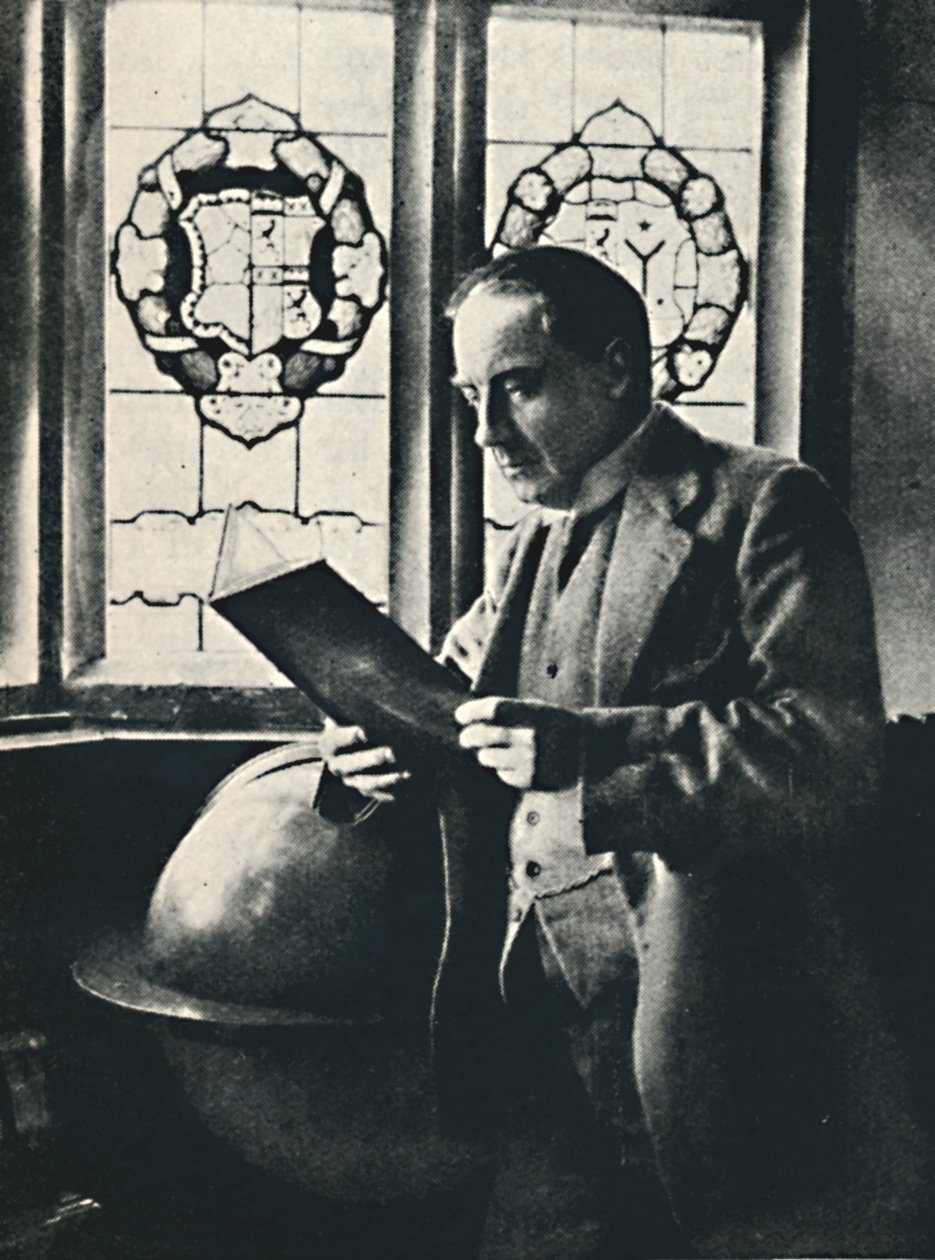 Stanley Baldwin nella galleria a Chequers, c1925 da Unbekannt
