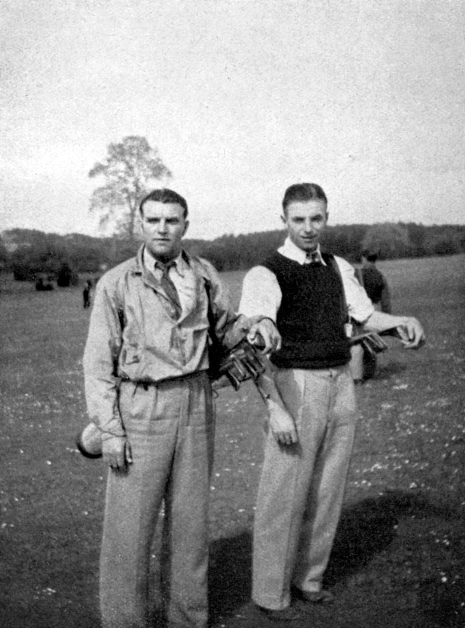 Stanley Matthews ed Eddie Hapgood si prendono una pausa durante una partita di golf da Unbekannt