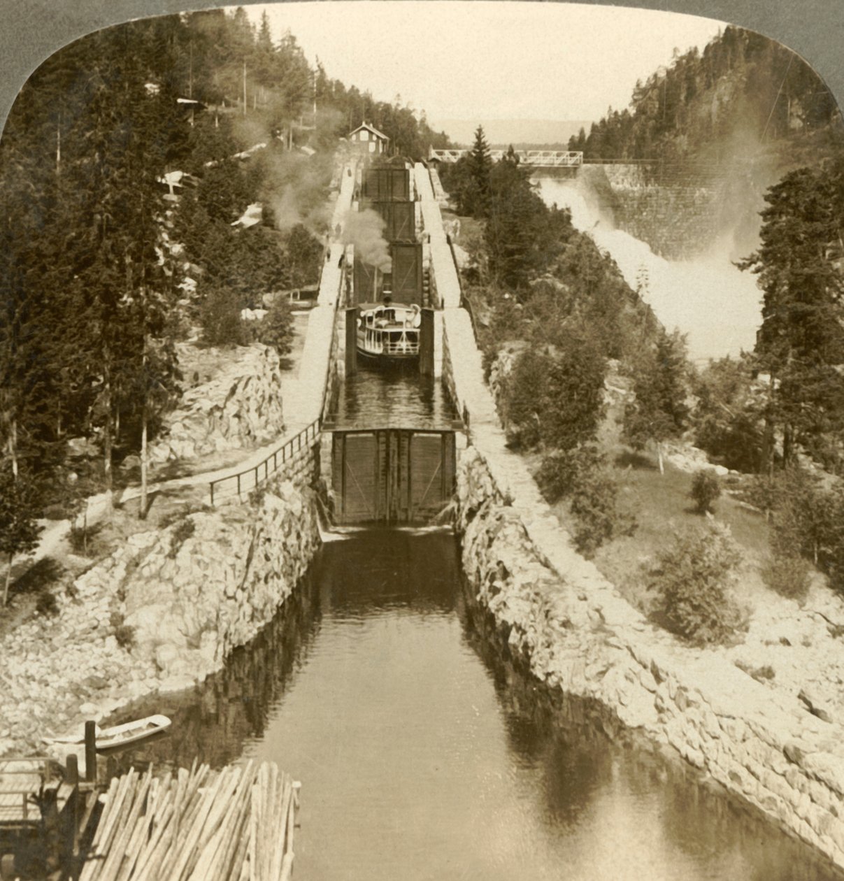 Battello a vapore che sale una collina accanto alla cascata Vrang, presso le chiuse di Bandak-Nordsjo, Norvegia, c1905 da Unbekannt