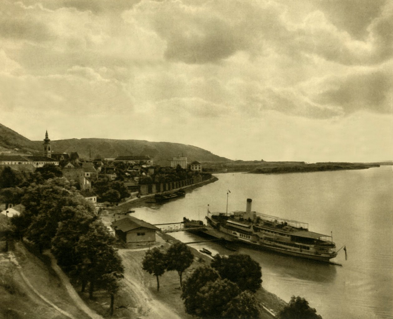 Battello a vapore sul Danubio a Hainburg, Bassa Austria, c1935 da Unbekannt
