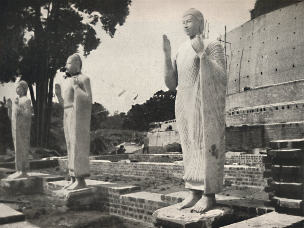Statue di pietra davanti alla Ruwanwali-Dagoba in restauro, Anuradhapura, 1926 da Unbekannt