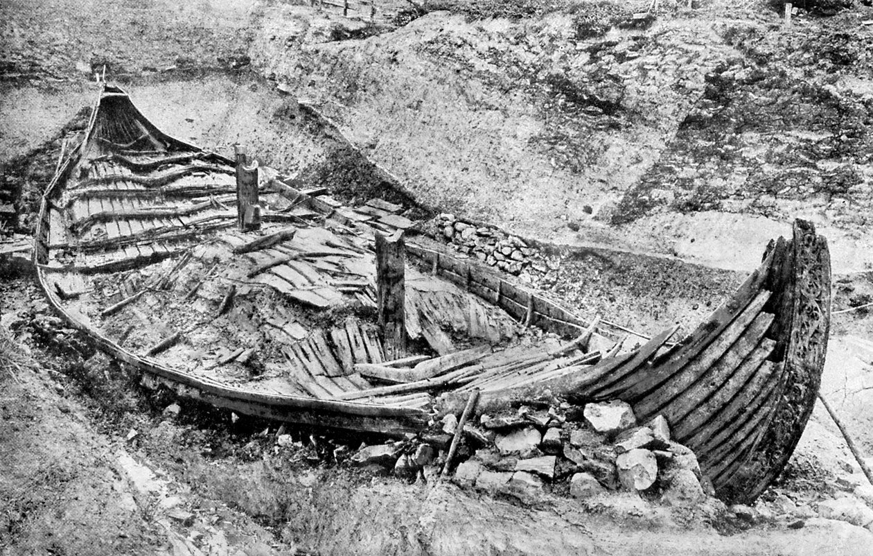 Vista di poppa della nave vichinga Oseberg dopo mesi di scavi, Norvegia, c. 1904-1905 da Unbekannt