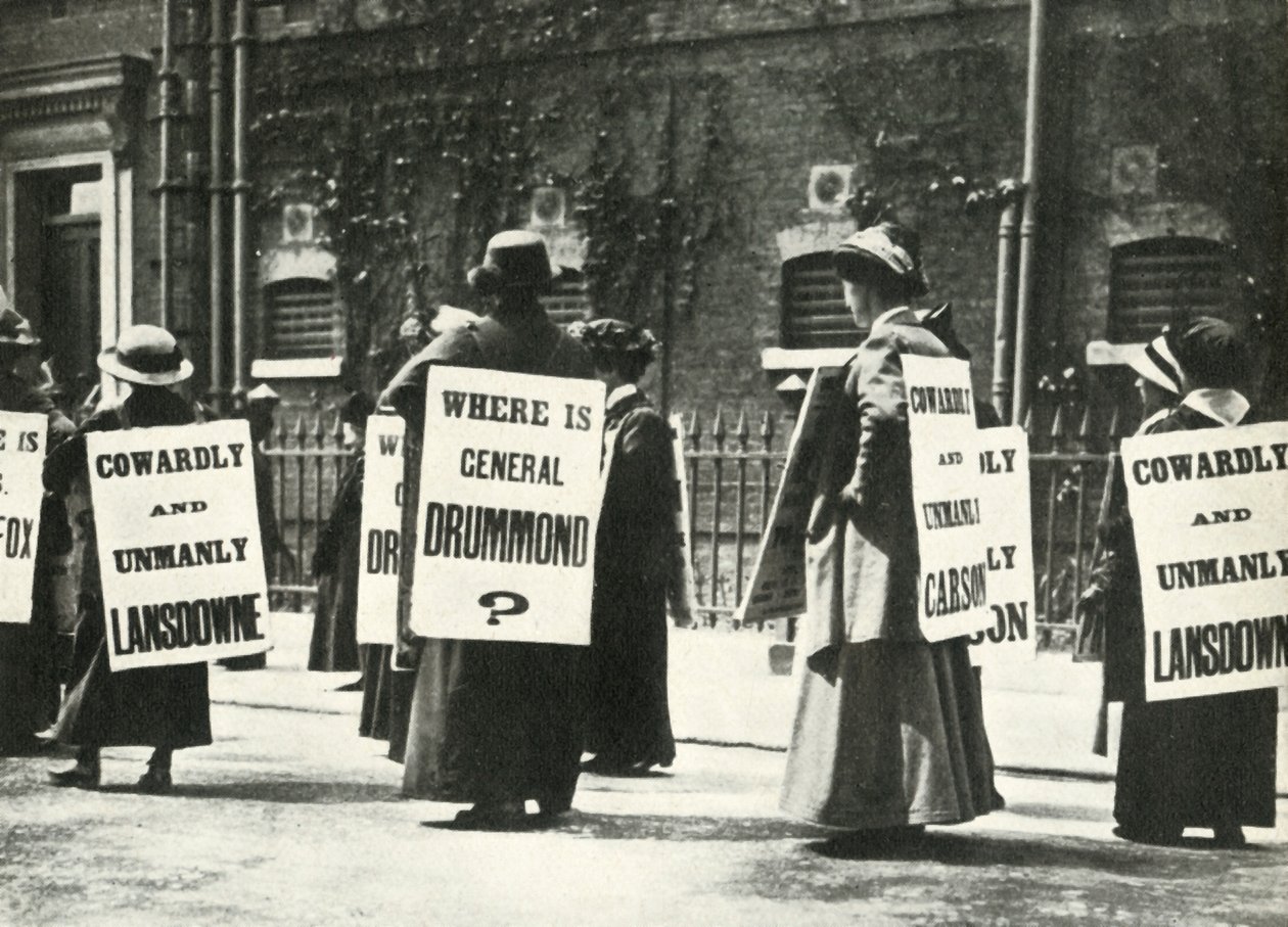 Le suffragette manifestano fuori da una prigione, Londra, 1914, 1947 da Unbekannt