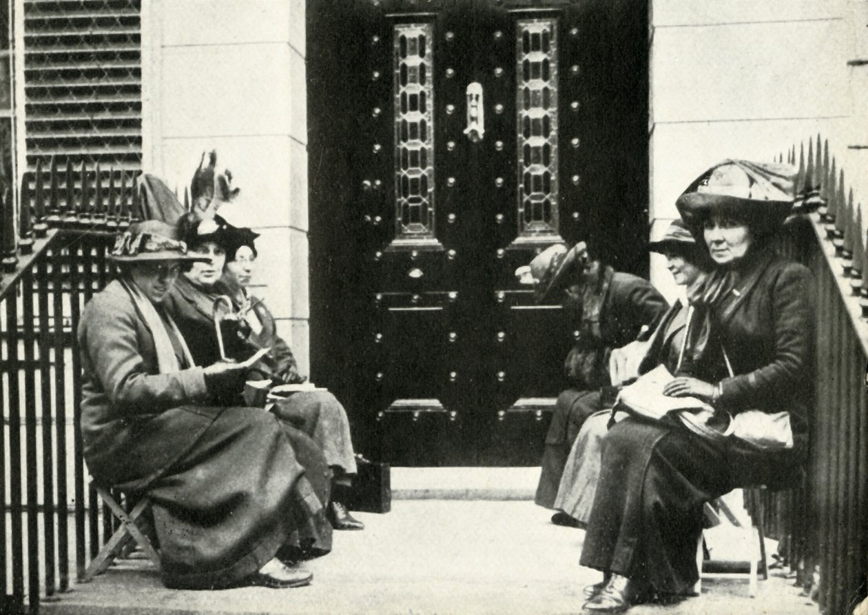 Suffragette in attesa sulla soglia della casa londinese di Sir Edward Carson da Unbekannt