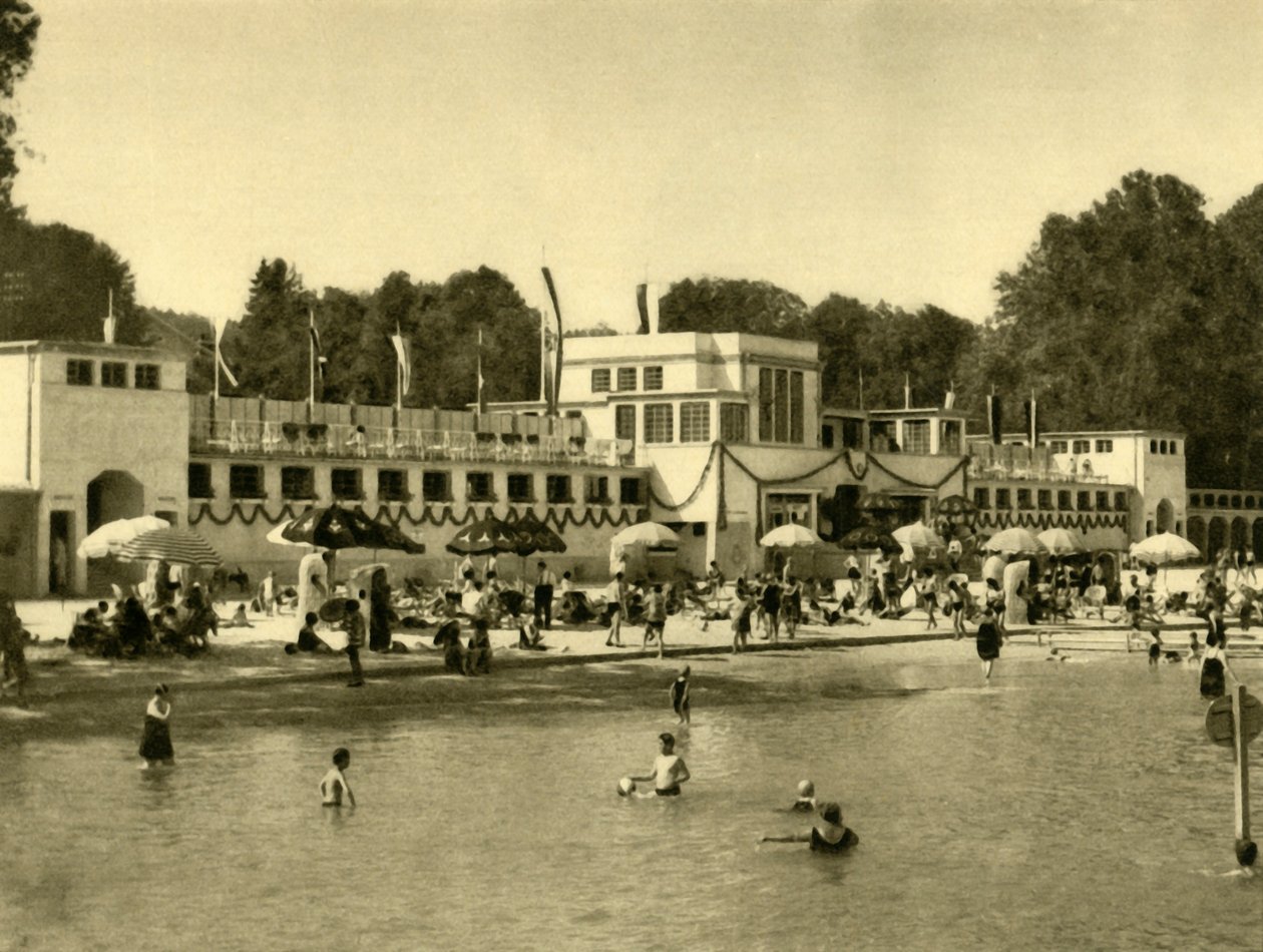 Nuotare nel Lago Traunsee, Gmunden, Alta Austria, c1935 da Unbekannt