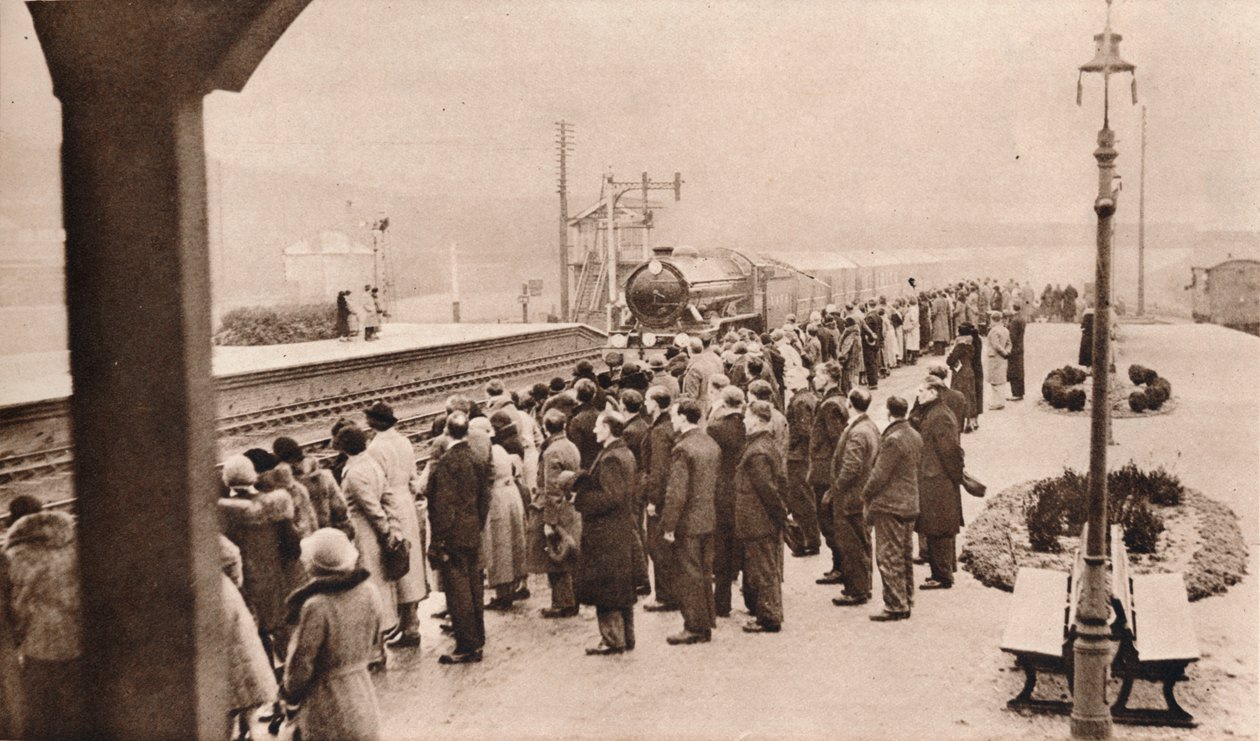 Interesse simpatico per il Treno Funebre Reale alla Stazione di Welwyn, 1936 da Unbekannt