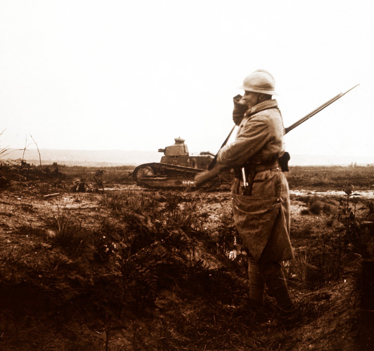 Carro armato e soldato sul campo di battaglia, c. 1914-c. 1918 da Unbekannt