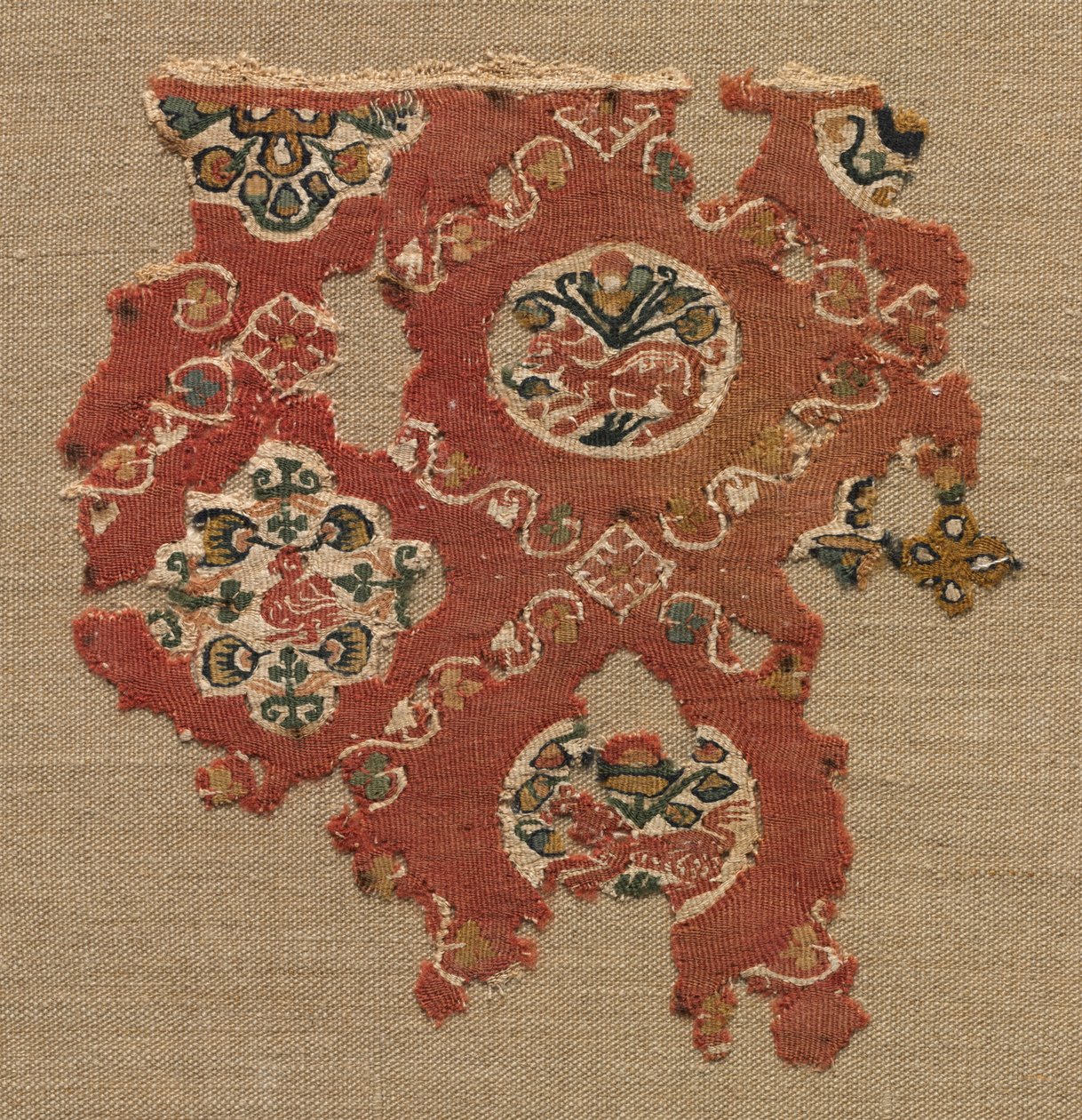 Arazzo con reticolo di animali in medaglioni, 600-700 da Unbekannt