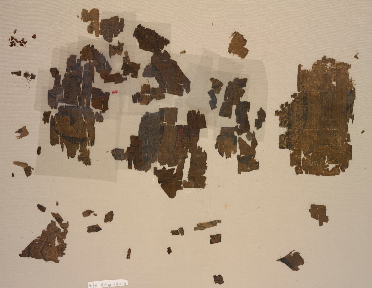 Frammenti di taqueté con leoni alati in medaglioni, 899-1160 da Unbekannt
