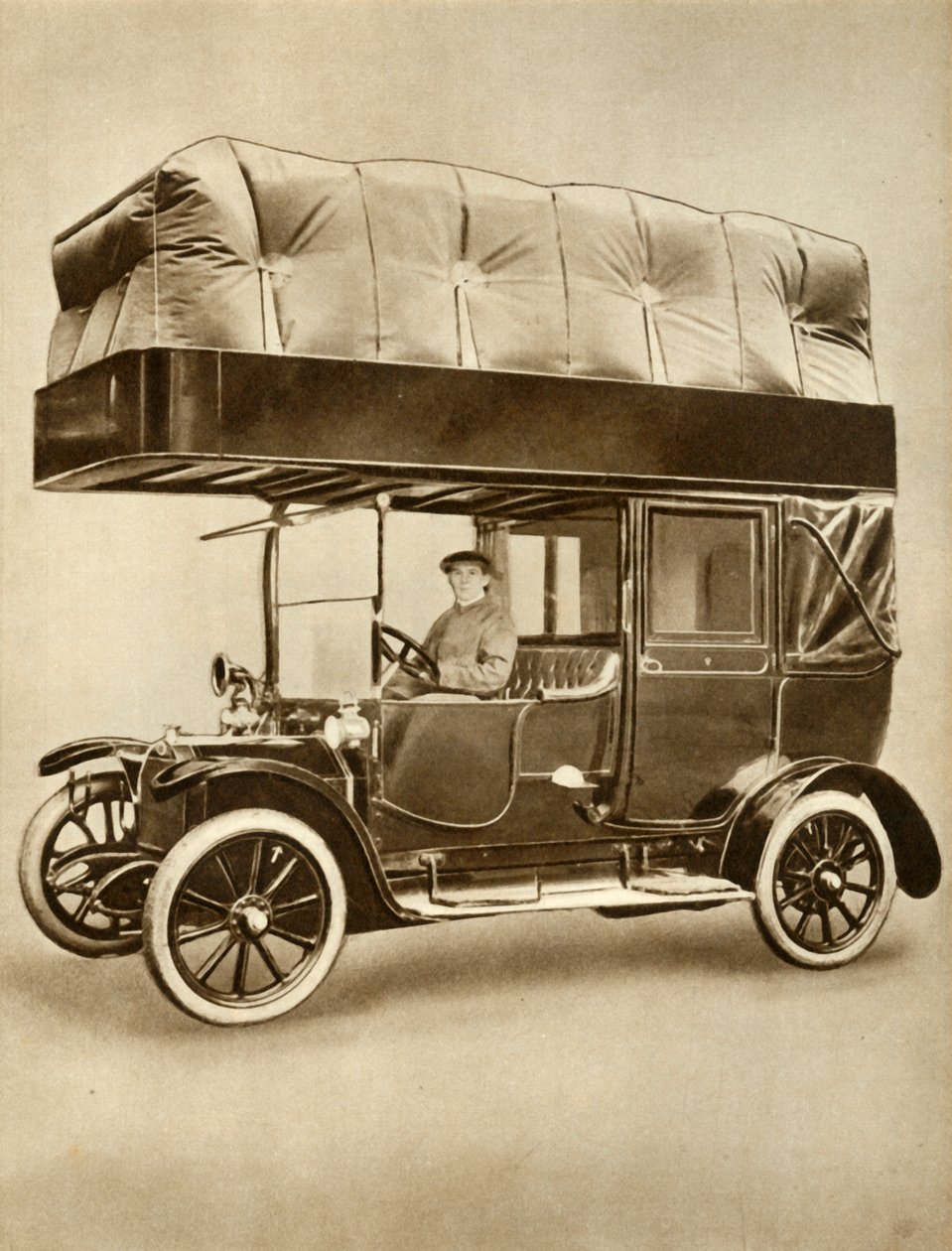 Taxi con dispositivo a sacco di gas sul tetto appositamente attrezzato, 1914-1918, 1935 da Unbekannt