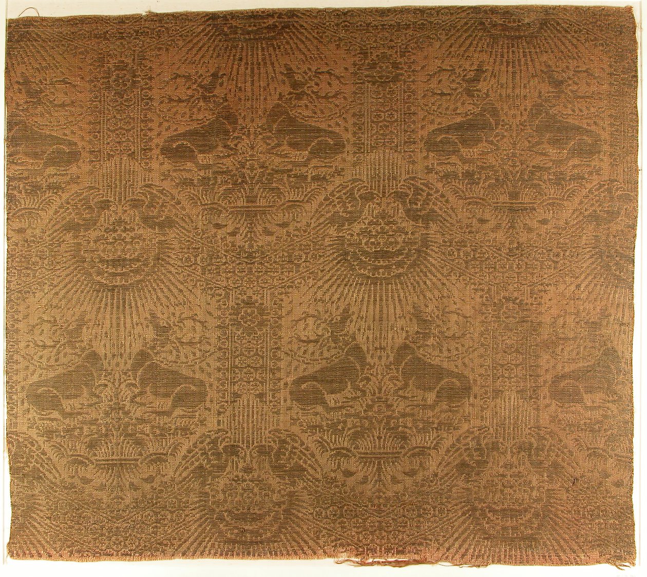 Frammento di Tessuto con Cervi Distesi, Aquile, Nuvole e Raggi di Sole, Italiano, 1390s da Unbekannt
