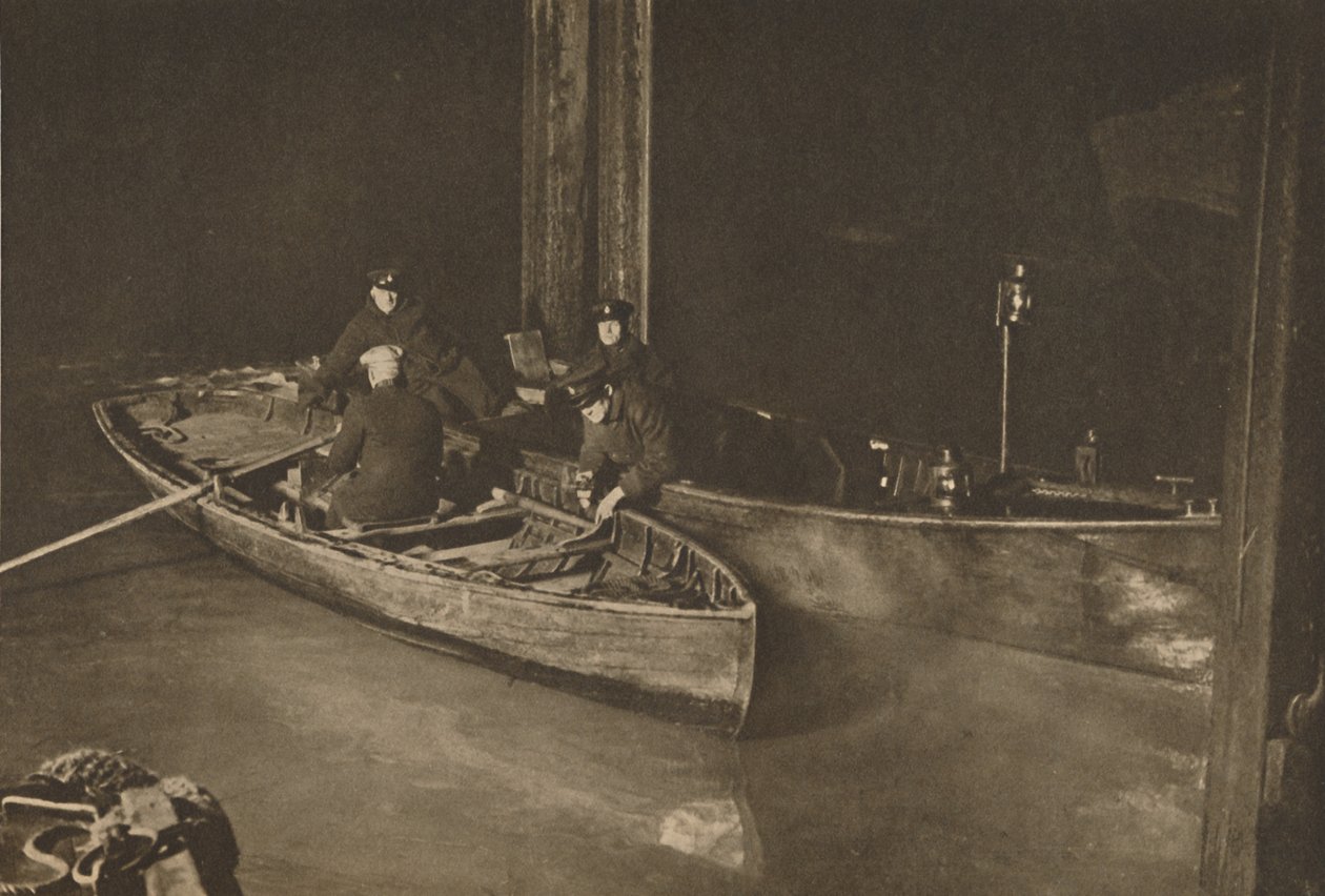 Polizia del Tamigi in pattuglia notturna che garantisce la sicurezza del fiume, c1935 da Unbekannt